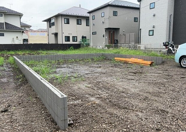 現地をご見学に行く際は、道路の幅や周辺の交通量、施設などをご確認頂くことをおすすめします!ある程度イメージをつけたいという場合は、同売主の施工事例や完成パースもお見せします。