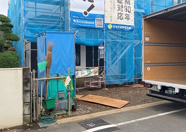 住宅用の土地では前面道路に2m以上接していなければならないと法律で定められています。しかし、お持ちの車のサイズやライフスタイルなどにより、2mでは利便が悪い場合もございますので、事前に確認しましょう。