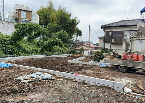 現地をご見学に行く際は、道路の幅や周辺の交通量、施設などをご確認頂くことをおすすめします!ある程度イメージをつけたいという場合は、同売主の施工事例や完成パースもお見せします。