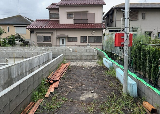 現地をご見学に行く際は、道路の幅や周辺の交通量、施設などをご確認頂くことをおすすめします！ある程度イメージをつけたいという場合は、同売主の施工事例や完成パースもお見せします。