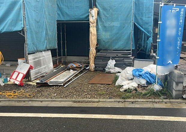 車一台あたりに必要なスペースは、標準サイズの普通自動車で横幅2m50cm、長さ5mは必要になります。ただし、乗降のことも考慮して横幅3m30cm、長さ5m50cmほどは確保できるところを選びましょう。