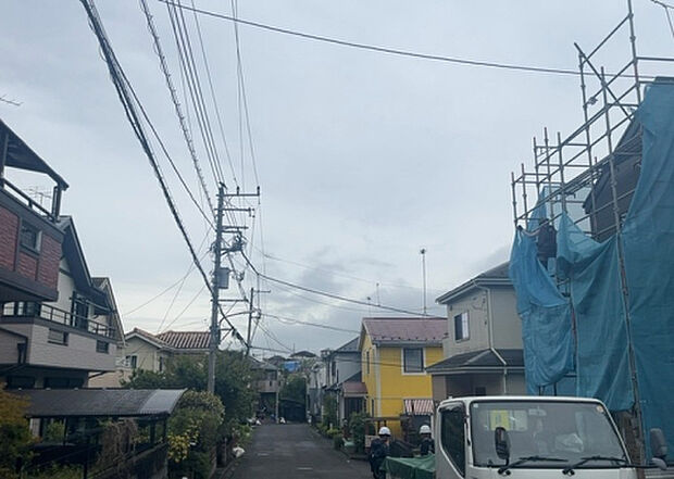 桜や紅葉の名所に出かける人は多いと思いますが、家にいながら季節の移ろいを感じる生活を送りませんか？リビングや窓から見える景色が生活を彩るワンポイントに！現地から見える景色を堪能してみては如何でしょう。