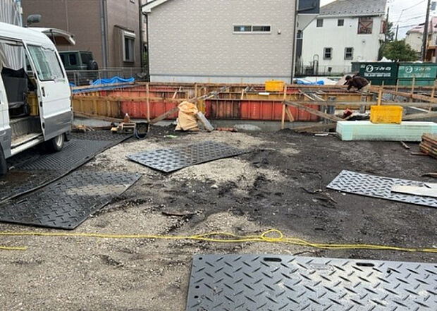 現地をご見学に行く際は、道路の幅や周辺の交通量、施設などをご確認頂くことをおすすめします！ある程度イメージをつけたいという場合は、同売主の施工事例や完成パースもお見せします。