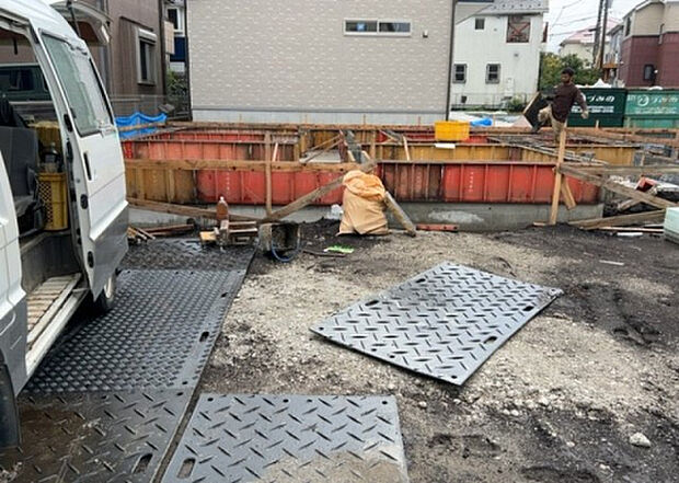 木造住宅とは土台、壁、柱など建築物の強度を支える構造体の材に木が使用されている構造を指します。構造体は建物の自重を支えるだけではなく風圧や水圧、積裁荷重などあらゆる衝撃に耐えるための基礎です。