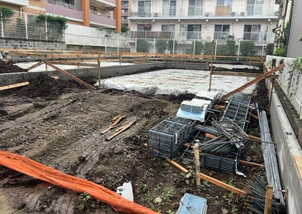 木造住宅とは土台、壁、柱など建築物の強度を支える構造体の材に木が使用されている構造を指します。構造体は建物の自重を支えるだけではなく風圧や水圧、積裁荷重などあらゆる衝撃に耐えるための基礎です。