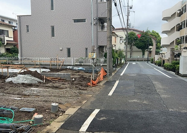 住宅用の土地では前面道路に2m以上接していなければならないと法律で定められています。しかし、お持ちの車のサイズやライフスタイルなどにより、2mでは利便が悪い場合もございますので、事前に確認しましょう。