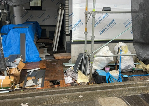 木造住宅とは土台、壁、柱など建築物の強度を支える構造体の材に木が使用されている構造を指します。構造体は建物の自重を支えるだけではなく風圧や水圧、積裁荷重などあらゆる衝撃に耐えるための基礎です。