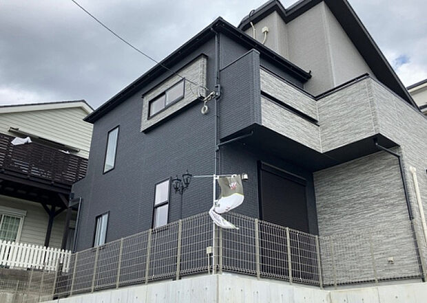 木造住宅とは土台、壁、柱など建築物の強度を支える構造体の材に木が使用されている構造を指します。構造体は建物の自重を支えるだけではなく風圧や水圧、積裁荷重などあらゆる衝撃に耐えるための基礎です。