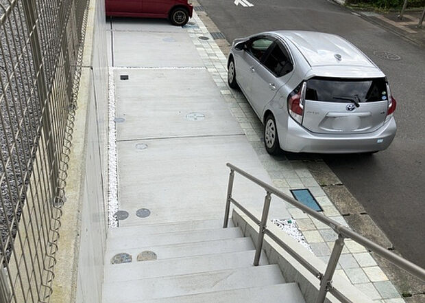 車一台あたりに必要なスペースは、標準サイズの普通自動車で横幅2m50cm、長さ5mは必要になります。ただし、乗降のことも考慮して横幅3m30cm、長さ5m50cmほどは確保できるところを選びましょう。