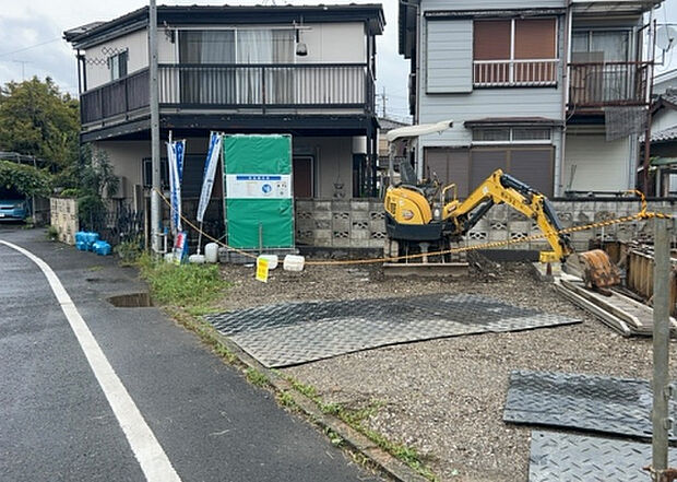住宅用の土地では前面道路に2m以上接していなければならないと法律で定められています。しかし、お持ちの車のサイズやライフスタイルなどにより、2mでは利便が悪い場合もございますので、事前に確認しましょう。