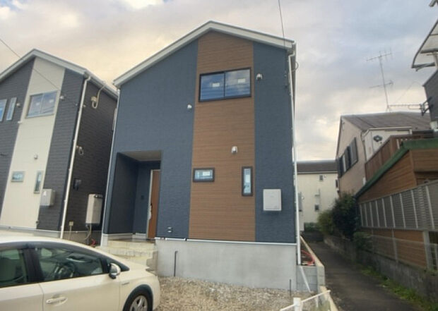 木造住宅とは土台、壁、柱など建築物の強度を支える構造体の材に木が使用されている構造を指します。構造体は建物の自重を支えるだけではなく風圧や水圧、積裁荷重などあらゆる衝撃に耐えるための基礎です。