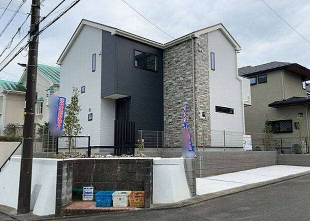 ついに完成致しました!現地をご見学に行く際は、道路の幅や周辺の交通量、施設などをご確認頂くことをおすすめします!物件の流れが早いため、内見をしたい方はお早めに当社営業までお問い合わせ頂きご予約下さい!