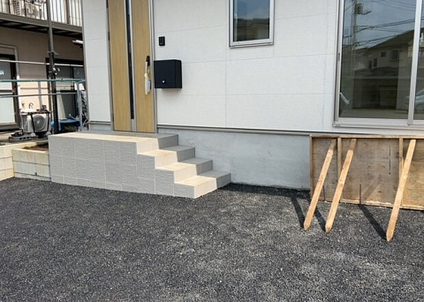 木造住宅とは土台、壁、柱など建築物の強度を支える構造体の材に木が使用されている構造を指します。構造体は建物の自重を支えるだけではなく風圧や水圧、積裁荷重などあらゆる衝撃に耐えるための基礎です。