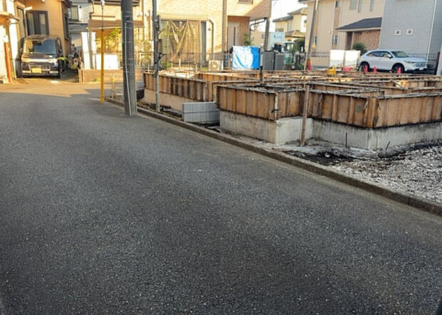 住宅用の土地では前面道路に2m以上接していなければならないと法律で定められています。しかし、お持ちの車のサイズやライフスタイルなどにより、2mでは利便が悪い場合もございますので、事前に確認しましょう。