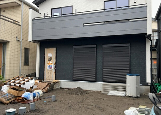 住宅用の土地では前面道路に2m以上接していなければならないと法律で定められています。しかし、お持ちの車のサイズやライフスタイルなどにより、2mでは利便が悪い場合もございますので、事前に確認しましょう。