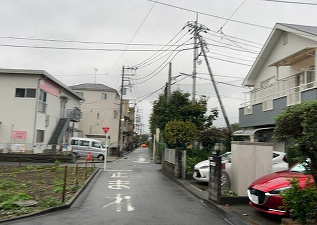 桜や紅葉の名所に出かける人は多いと思いますが、家にいながら季節の移ろいを感じる生活を送りませんか?リビングや窓から見える景色が生活を彩るワンポイントに!現地から見える景色を堪能してみては如何でしょう。