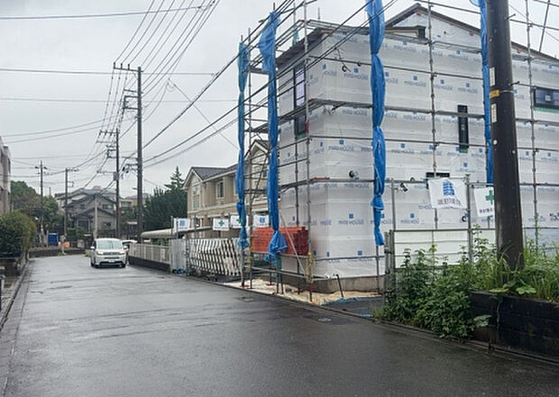 住宅用の土地では前面道路に2m以上接していなければならないと法律で定められています。しかし、お持ちの車のサイズやライフスタイルなどにより、2mでは利便が悪い場合もございますので、事前に確認しましょう。