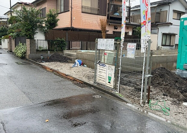 住宅用の土地では前面道路に2m以上接していなければならないと法律で定められています。しかし、お持ちの車のサイズやライフスタイルなどにより、2mでは利便が悪い場合もございますので、事前に確認しましょう。
