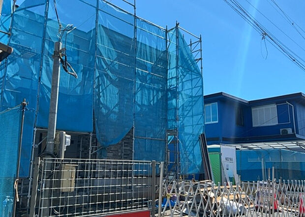 住宅用の土地では前面道路に2m以上接していなければならないと法律で定められています。しかし、お持ちの車のサイズやライフスタイルなどにより、2mでは利便が悪い場合もございますので、事前に確認しましょう。