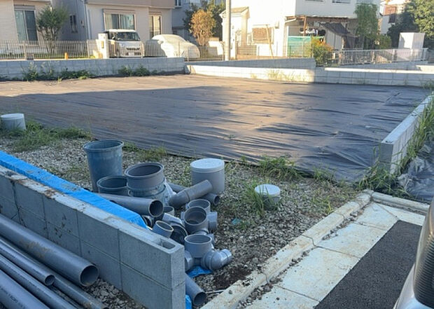 現地をご見学に行く際は、道路の幅や周辺の交通量、施設などをご確認頂くことをおすすめします!ある程度イメージをつけたいという場合は、同売主の施工事例や完成パースもお見せします。