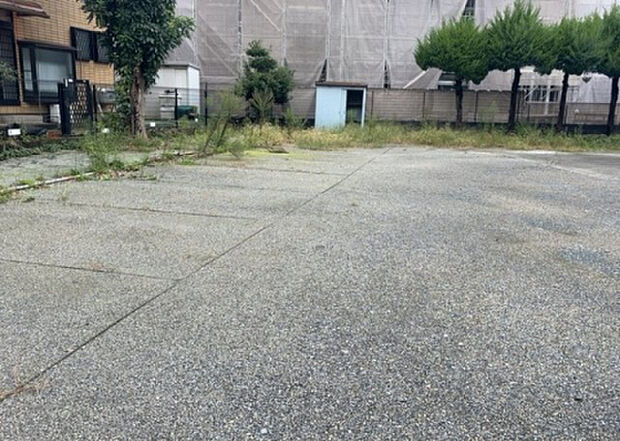 木造住宅とは土台、壁、柱など建築物の強度を支える構造体の材に木が使用されている構造を指します。構造体は建物の自重を支えるだけではなく風圧や水圧、積裁荷重などあらゆる衝撃に耐えるための基礎です。