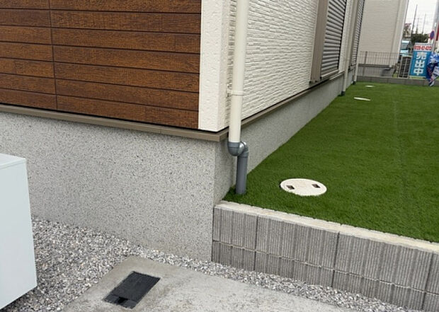 木造住宅とは土台、壁、柱など建築物の強度を支える構造体の材に木が使用されている構造を指します。構造体は建物の自重を支えるだけではなく風圧や水圧、積裁荷重などあらゆる衝撃に耐えるための基礎です。