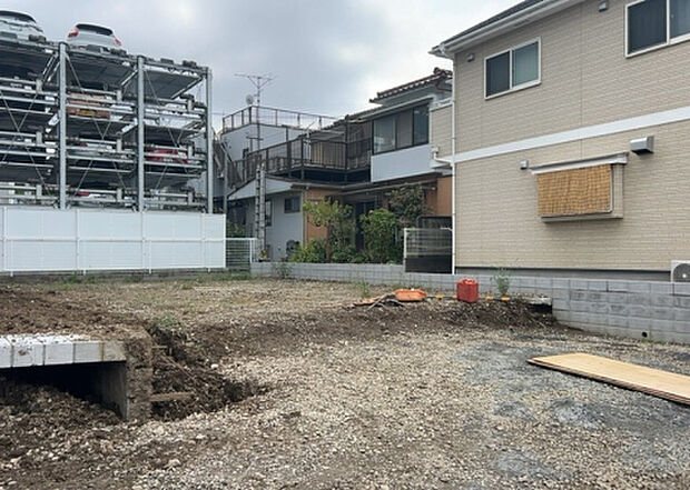 木造住宅とは土台、壁、柱など建築物の強度を支える構造体の材に木が使用されている構造を指します。構造体は建物の自重を支えるだけではなく風圧や水圧、積裁荷重などあらゆる衝撃に耐えるための基礎です。