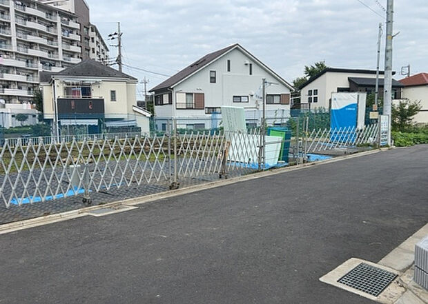 住宅用の土地では前面道路に2m以上接していなければならないと法律で定められています。しかし、お持ちの車のサイズやライフスタイルなどにより、2mでは利便が悪い場合もございますので、事前に確認しましょう。