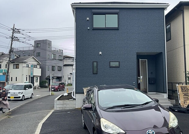 住宅用の土地では前面道路に2m以上接していなければならないと法律で定められています。しかし、お持ちの車のサイズやライフスタイルなどにより、2mでは利便が悪い場合もございますので、事前に確認しましょう。