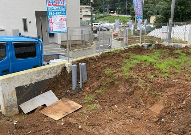 現地をご見学に行く際は、道路の幅や周辺の交通量、施設などをご確認頂くことをおすすめします!ある程度イメージをつけたいという場合は、同売主の施工事例や完成パースもお見せします。