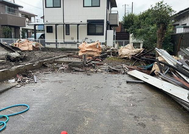 車一台あたりに必要なスペースは、標準サイズの普通自動車で横幅2m50cm、長さ5mは必要になります。ただし、乗降のことも考慮して横幅3m30cm、長さ5m50cmほどは確保できるところを選びましょう。