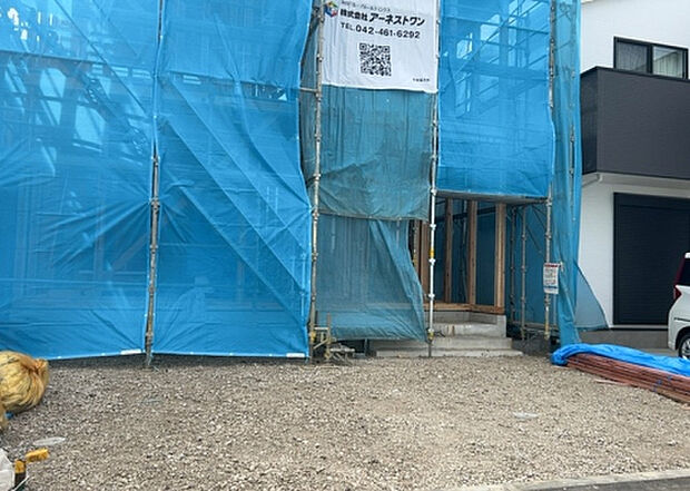 住宅用の土地では前面道路に2m以上接していなければならないと法律で定められています。しかし、お持ちの車のサイズやライフスタイルなどにより、2mでは利便が悪い場合もございますので、事前に確認しましょう。