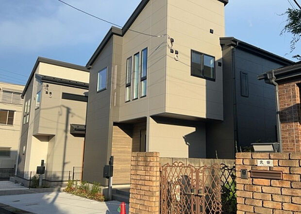住宅用の土地では前面道路に2m以上接していなければならないと法律で定められています。しかし、お持ちの車のサイズやライフスタイルなどにより、2mでは利便が悪い場合もございますので、事前に確認しましょう。