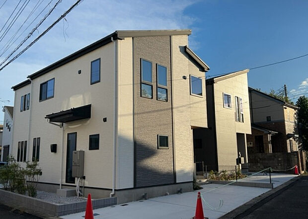 住宅用の土地では前面道路に2m以上接していなければならないと法律で定められています。しかし、お持ちの車のサイズやライフスタイルなどにより、2mでは利便が悪い場合もございますので、事前に確認しましょう。