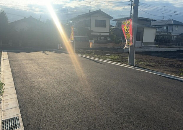 住宅用の土地では前面道路に2m以上接していなければならないと法律で定められています。しかし、お持ちの車のサイズやライフスタイルなどにより、2mでは利便が悪い場合もございますので、事前に確認しましょう。