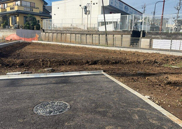 現地をご見学に行く際は、道路の幅や周辺の交通量、施設などをご確認頂くことをおすすめします！ある程度イメージをつけたいという場合は、同売主の施工事例や完成パースもお見せします。