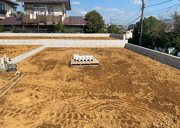 木造住宅とは土台、壁、柱など建築物の強度を支える構造体の材に木が使用されている構造を指します。構造体は建物の自重を支えるだけではなく風圧や水圧、積裁荷重などあらゆる衝撃に耐えるための基礎です。