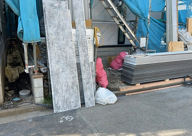 木造住宅とは土台、壁、柱など建築物の強度を支える構造体の材に木が使用されている構造を指します。構造体は建物の自重を支えるだけではなく風圧や水圧、積裁荷重などあらゆる衝撃に耐えるための基礎です。