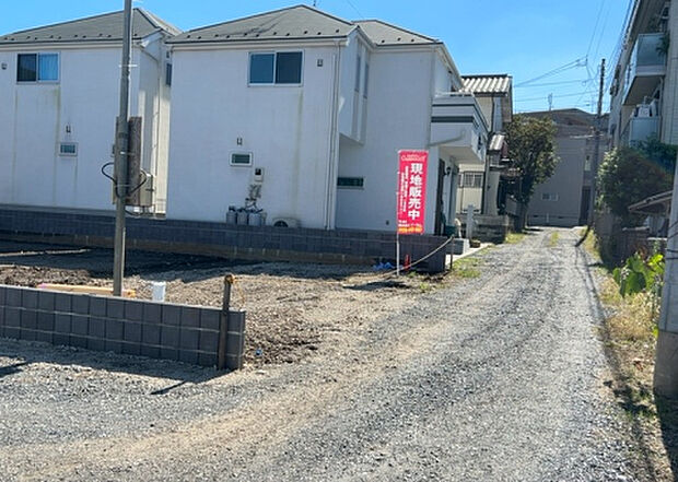 住宅用の土地では前面道路に2m以上接していなければならないと法律で定められています。しかし、お持ちの車のサイズやライフスタイルなどにより、2mでは利便が悪い場合もございますので、事前に確認しましょう。