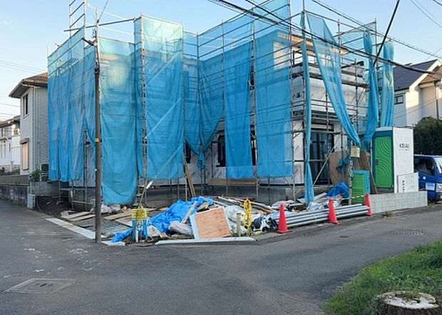 住宅用の土地では前面道路に2m以上接していなければならないと法律で定められています。しかし、お持ちの車のサイズやライフスタイルなどにより、2mでは利便が悪い場合もございますので、事前に確認しましょう。