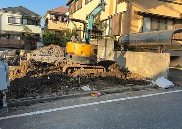 住宅用の土地では前面道路に2m以上接していなければならないと法律で定められています。しかし、お持ちの車のサイズやライフスタイルなどにより、2mでは利便が悪い場合もございますので、事前に確認しましょう。
