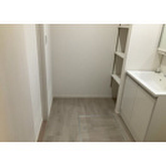 【脱衣場】多くの戸建て住宅で見かける洗面脱衣所は、洗面台と洗濯機が2畳ほどのスペースに並べられていて、洗面所が脱衣所を兼ね備えている間取りが一般的です。お客様が利用することもある、パブリックな空間でもあります。