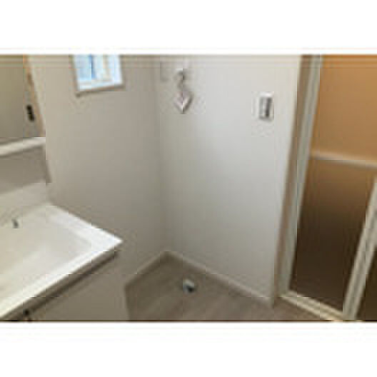 【ランドリースペース】ランドリースペースも気になります。洗濯機置場があり「洗う、干す、取り込む、アイロンがけ、たたむ」など、洗濯に関する家事をするための空間です。広さや収納など付帯設備も含めて、詳細は現地でご確認ください。