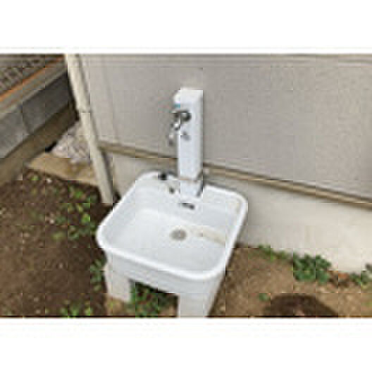 【その他設備】敷地内には、散水栓や立水栓があります。水道水を直接利用できるため、水を運ぶ手間を省くことが出来ます。大量の水を必要とする洗車作業や清掃などに役立ちます。その他設備とあわせて、現地でご確認ください。