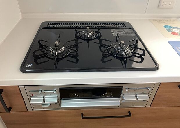 【キッチンコンロ】キッチンコンロは、料理の質を大きく左右する重要な設備です。火力調整のしやすさ、グリル機能の有無、安全装置の充実度など、選ぶポイントがたくさんあります。特に、IHクッキングヒーターは、お手入れのしやすさや安全性が高く、近年人気が高まっています。