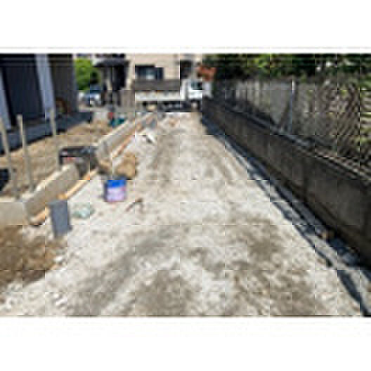 【駐車場】駐車場と明記されていても、最小スペースでつくられた駐車場だと大型車は駐車できなかったり、出入りしにくくなったりする可能性があります。お車のサイズと購入したい物件の駐車場のサイズを現地で確認しましょう。