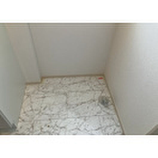 【ランドリースペース】ランドリースペースも気になります。洗濯機置場があり「洗う、干す、取り込む、アイロンがけ、たたむ」など、洗濯に関する家事をするための空間です。広さや収納など付帯設備も含めて、詳細は現地でご確認ください。