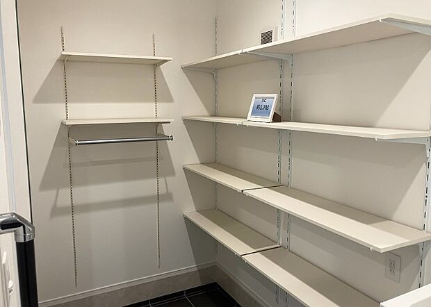 【玄関収納】玄関収納は、靴や傘、コートなどをスッキリと収納できるだけでなく、来客時に見せる顔となるため、家の顔とも言えます。収納量だけでなく、デザイン性も重視したいところです。ミラー付きの収納であれば、外出前の身だしなみチェックにも便利です。