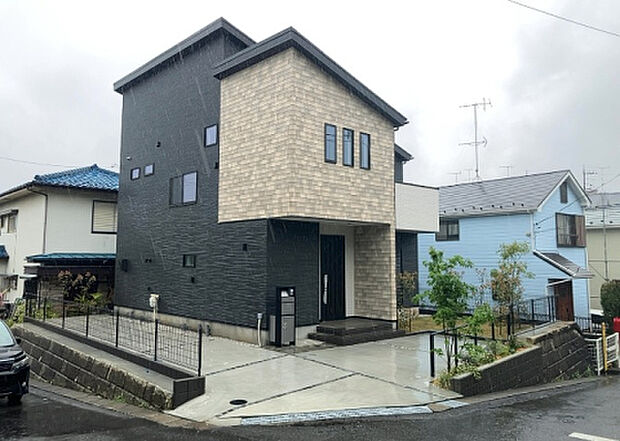 【前面道路含む現地写真_2】お持ちの車種によっては前面道路が広い方が便利でしょう。しかし、前面道路が広ければその分交通量が多くなるため、騒音などが気になる場合があります。実際に現地を見学し、周辺交通量や騒音などを確認しましょう！