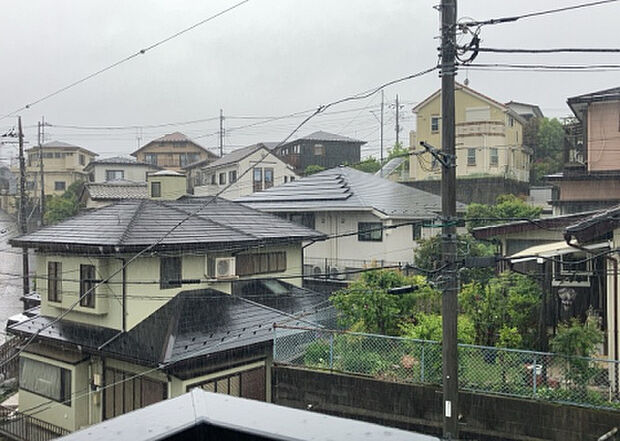 【物件からの展望】眺望を気にして物件を探す場合、前面に建物が建っていないか現地で確認しましょう！前面に建物があると景色はもちろん、日当たりや風通しにも影響が出てきます。住んだ時のことを想像しながら現地見学をしましょう。
